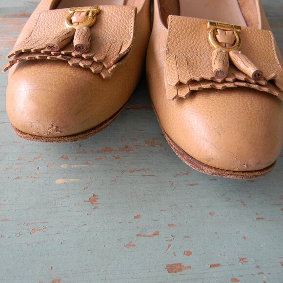 SALVATORE FERRAGAMO TAN NEUTRAL LEATHER TASSEL LOGO PUMPS LOW HEELS ITALY 11 AA - Picture 5 of 9